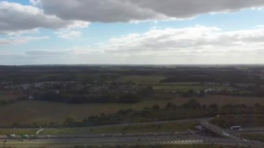Londra Luton Havaalanı ve İngiltere 'nin Luton Kasabası Şehir Merkezi için M1 kavşağının 10 numaralı hava yolu kavşağı. Görüntüler 02 Ekim 2023 'te çekildi.
