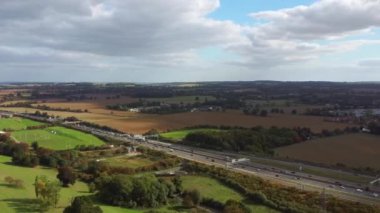 Londra Luton Havaalanı ve İngiltere 'nin Luton Kasabası Şehir Merkezi için M1 kavşağının 10 numaralı hava yolu kavşağı. Görüntüler 02 Ekim 2023 'te çekildi.