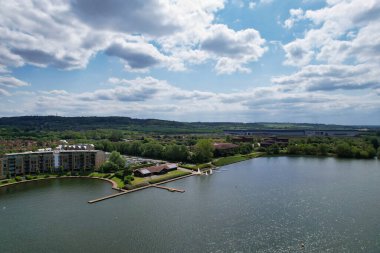  Milton Keynes, İngiltere, Birleşik Krallık - 21 Mayıs 2023: Caldecotte Gölü 'nün havadan görünüşü 