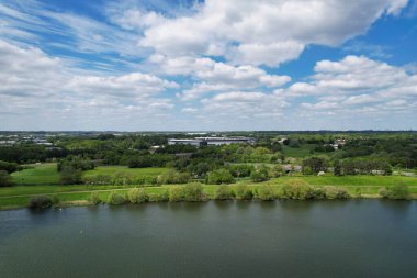  Milton Keynes, İngiltere, Birleşik Krallık - 21 Mayıs 2023: Caldecotte Gölü 'nün havadan görünüşü 