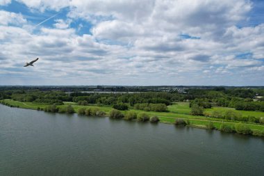  Milton Keynes, İngiltere, Birleşik Krallık - 21 Mayıs 2023: Caldecotte Gölü 'nün havadan görünüşü 