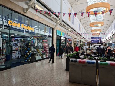 Luton, İngiltere, Birleşik Krallık - 5 Mayıs 2023: Central City Luton 'da alışveriş.