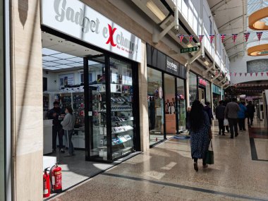 Luton, İngiltere, Birleşik Krallık - 5 Mayıs 2023: Central City Luton 'da alışveriş.