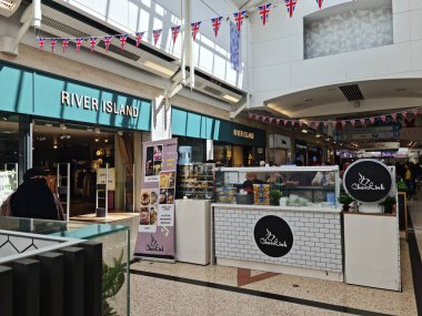 Luton, İngiltere, Birleşik Krallık - 5 Mayıs 2023: Central City Luton 'da alışveriş.