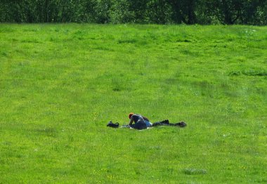  Milton Keynes, İngiltere, Birleşik Krallık - 21 Mayıs 2023: Caldecotte Gölü 'ndeki insanlar