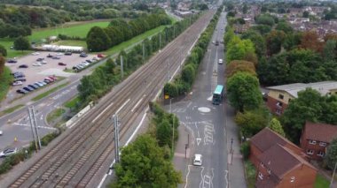 İngiltere, Luton - 12 Eylül 2022: Luton İngiltere İngiliz Şehir Merkezi 'nin Demiryolu İstasyonu ve Treni Raylarda