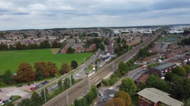 İngiltere, Luton - 12 Eylül 2022: Luton İngiltere İngiliz Şehir Merkezi 'nin Demiryolu İstasyonu ve Treni Raylarda