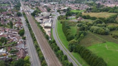 İngiltere, Luton - 12 Eylül 2022: Luton İngiltere İngiliz Şehir Merkezi 'nin Demiryolu İstasyonu ve Treni Raylarda