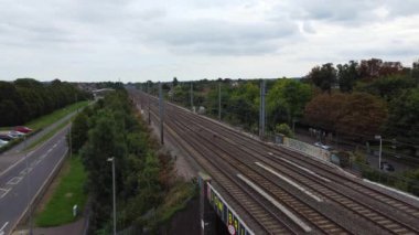 İngiltere, Luton - 12 Eylül 2022: Luton İngiltere İngiliz Şehir Merkezi 'nin Demiryolu İstasyonu ve Treni Raylarda