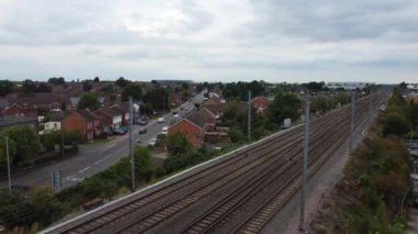 İngiltere, Luton - 12 Eylül 2022: Luton İngiltere İngiliz Şehir Merkezi 'nin Demiryolu İstasyonu ve Treni Raylarda