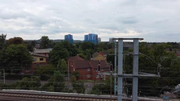 英国卢顿 2022年9月12日 英国卢顿市中心的空中景观 火车站和火车在轨 — 图库视频影像