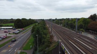 İngiltere, Luton - 12 Eylül 2022: Luton İngiltere İngiliz Şehir Merkezi 'nin Demiryolu İstasyonu ve Treni Raylarda