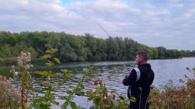 Slow Motion of A Man, Milton Keynes 'in Caldecotte Gölü' nde balık tutuyor.