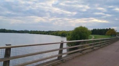 Milton Keynes 'in Caldecotte Gölü' ndeki Slow Motion of Bridge, 23 Şubat 2023 'te ele geçirildi.
