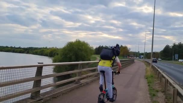 Slow Motion Film Man Rider Vid Caldecotte Lake Milton Keynes — Stockvideo