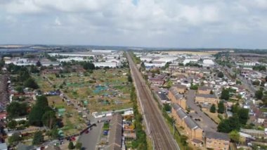 Luton Tren İstasyonu ve İngiltere 'nin Luton Kasabası Şehir Merkezi' ndeki raylarda hava görüntüleri ve yüksek açılı tren.