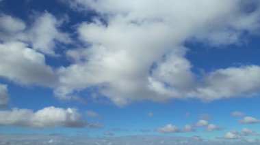 İngiliz Şehri üzerinde Kış Hareketli Bulutları