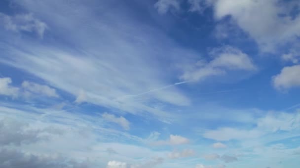 Szybkie Poruszanie Się Chmur Nad British City Czas Lapse Nagranie — Wideo stockowe