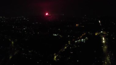 Guy Fawkes Günü olarak da bilinen Şenlik Ateşi Gecesi ve Havai fişek Gecesi 'nde aydınlanan İngiliz şehrinin hava görüntüsü, 5 Kasım' da İngiltere 'de başta olmak üzere her yıl düzenlenen bir anma törenidir.
