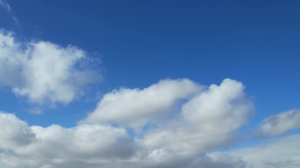 Хмари Зимового Руху Над Британським Містом — стокове відео