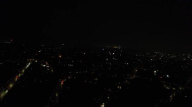 Guy Fawkes Günü olarak da bilinen Şenlik Ateşi Gecesi ve Havai fişek Gecesi 'nde aydınlanan İngiliz şehrinin hava görüntüsü, 5 Kasım' da İngiltere 'de başta olmak üzere her yıl düzenlenen bir anma törenidir.