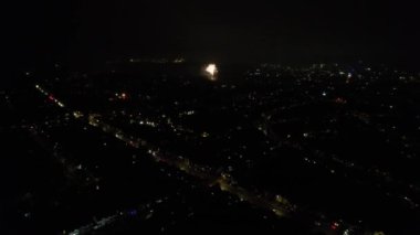 Guy Fawkes Günü olarak da bilinen Şenlik Ateşi Gecesi ve Havai fişek Gecesi 'nde aydınlanan İngiliz şehrinin hava görüntüsü, 5 Kasım' da İngiltere 'de başta olmak üzere her yıl düzenlenen bir anma törenidir.