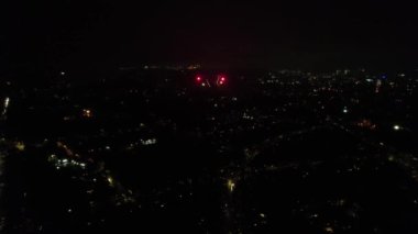 Guy Fawkes Günü olarak da bilinen Şenlik Ateşi Gecesi ve Havai fişek Gecesi 'nde aydınlanan İngiliz şehrinin hava görüntüsü, 5 Kasım' da İngiltere 'de başta olmak üzere her yıl düzenlenen bir anma törenidir.