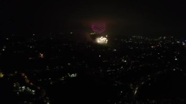 Guy Fawkes Günü olarak da bilinen Şenlik Ateşi Gecesi ve Havai fişek Gecesi 'nde aydınlanan İngiliz şehrinin hava görüntüsü, 5 Kasım' da İngiltere 'de başta olmak üzere her yıl düzenlenen bir anma törenidir.