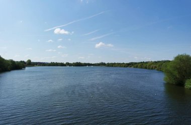  Milton Keynes, İngiltere, Birleşik Krallık - 21 Mayıs 2023: Caldecotte Lake Park View