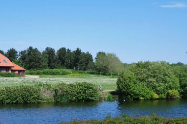  Milton Keynes, İngiltere, Birleşik Krallık - 21 Mayıs 2023: Caldecotte Lake Park View