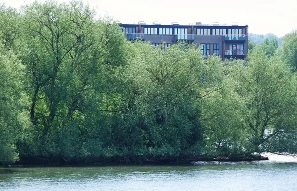  Milton Keynes, İngiltere, Birleşik Krallık - 21 Mayıs 2023: Caldecotte Lake Park View