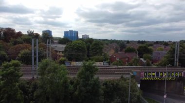 İngiltere, Luton - 12 Eylül 2022: Luton İngiltere İngiliz Şehir Merkezi 'nin Demiryolu İstasyonu ve Treni Raylarda