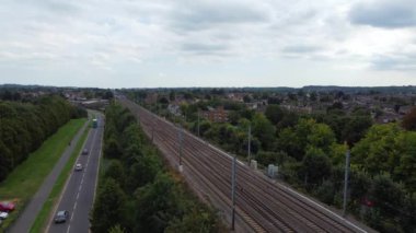 İngiltere, Luton - 12 Eylül 2022: Luton İngiltere İngiliz Şehir Merkezi 'nin Demiryolu İstasyonu ve Treni Raylarda