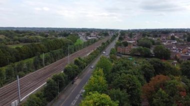 İngiltere, Luton - 12 Eylül 2022: Luton İngiltere İngiliz Şehir Merkezi 'nin Demiryolu İstasyonu ve Treni Raylarda