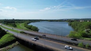 İngiltere, Milton Keynes - 21 Mayıs 2023: Modern Style Caldecotte Gölü 'nün Görkemli Yüksek Açılı Görüntüsü Milton Keynes Büyük Britanya, İHA' nın Kamerası ile yakalandı