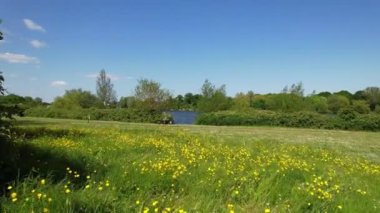 İngiltere, Milton Keynes - 21 Mayıs 2023: Modern Style Caldecotte Gölü 'nün Görkemli Yüksek Açılı Görüntüsü Milton Keynes Büyük Britanya, İHA' nın Kamerası ile yakalandı