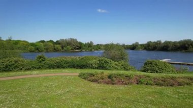 İngiltere, Milton Keynes - 21 Mayıs 2023: Modern Style Caldecotte Gölü 'nün Görkemli Yüksek Açılı Görüntüsü Milton Keynes Büyük Britanya, İHA' nın Kamerası ile yakalandı