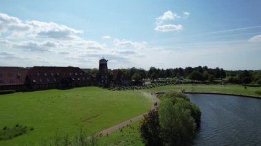 İngiltere, Milton Keynes - 21 Mayıs 2023: Modern Style Caldecotte Gölü 'nün Görkemli Yüksek Açılı Görüntüsü Milton Keynes Büyük Britanya, İHA' nın Kamerası ile yakalandı