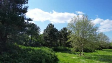 İngiltere, Milton Keynes - 21 Mayıs 2023: Modern Style Caldecotte Gölü 'nün Görkemli Yüksek Açılı Görüntüsü Milton Keynes Büyük Britanya, İHA' nın Kamerası ile yakalandı