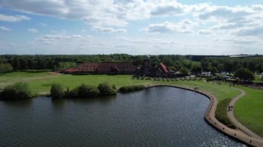 İngiltere, Milton Keynes - 21 Mayıs 2023: Modern Style Caldecotte Gölü 'nün Görkemli Yüksek Açılı Görüntüsü Milton Keynes Büyük Britanya, İHA' nın Kamerası ile yakalandı