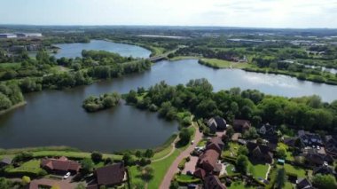 İngiltere, Milton Keynes - 21 Mayıs 2023: Modern Style Caldecotte Gölü 'nün Görkemli Yüksek Açılı Görüntüsü Milton Keynes Büyük Britanya, İHA' nın Kamerası ile yakalandı