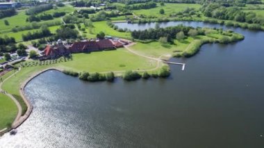 İngiltere, Milton Keynes - 21 Mayıs 2023: Modern Style Caldecotte Gölü 'nün Görkemli Yüksek Açılı Görüntüsü Milton Keynes Büyük Britanya, İHA' nın Kamerası ile yakalandı