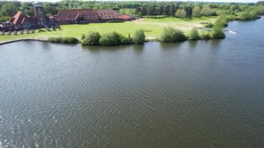 İngiltere, Milton Keynes - 21 Mayıs 2023: Modern Style Caldecotte Gölü 'nün Görkemli Yüksek Açılı Görüntüsü Milton Keynes Büyük Britanya, İHA' nın Kamerası ile yakalandı