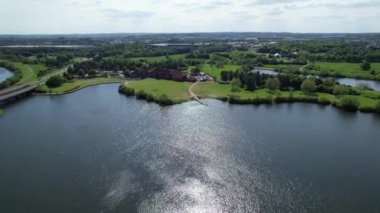 İngiltere, Milton Keynes - 21 Mayıs 2023: Modern Style Caldecotte Gölü 'nün Görkemli Yüksek Açılı Görüntüsü Milton Keynes Büyük Britanya, İHA' nın Kamerası ile yakalandı