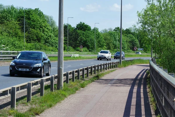 Milton Keynes, İngiltere, Birleşik Krallık - 21 Mayıs 2023: Milton Keynes 'deki Yol ve Şehir