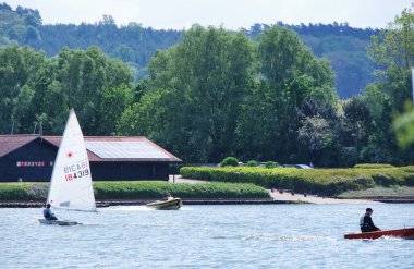Milton Keynes, İngiltere, Birleşik Krallık - 21 Mayıs 2023: Caldecotte Lake Park Manzarası 