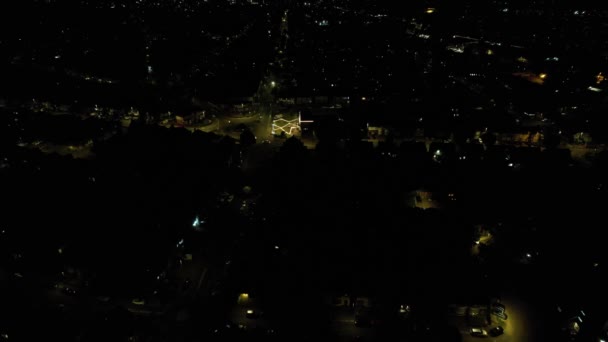 Flygfoto Över Upplysta British City Och Vägar Natten Drönarens Högvinkelfilm — Stockvideo