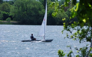 Milton Keynes, İngiltere, Birleşik Krallık - 21 Mayıs 2023: Caldecotte Lake Park Manzarası 