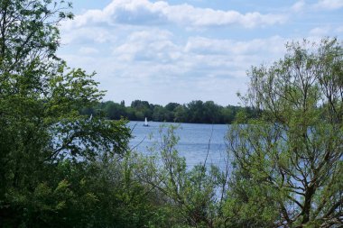 Milton Keynes, İngiltere, Birleşik Krallık - 21 Mayıs 2023: Caldecotte Lake Park Manzarası 