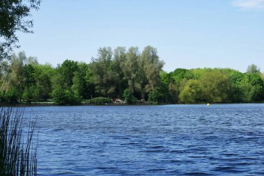 Milton Keynes, İngiltere, Birleşik Krallık - 21 Mayıs 2023: Caldecotte Lake Park Manzarası 